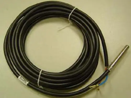 Schwarzes Kabel mit einem Temperaturfühler am Ende. Der Fühler ist für den Einsatz in Brauchwasseranlagen vorgesehen, möglicherweise von der Marke Remeha.